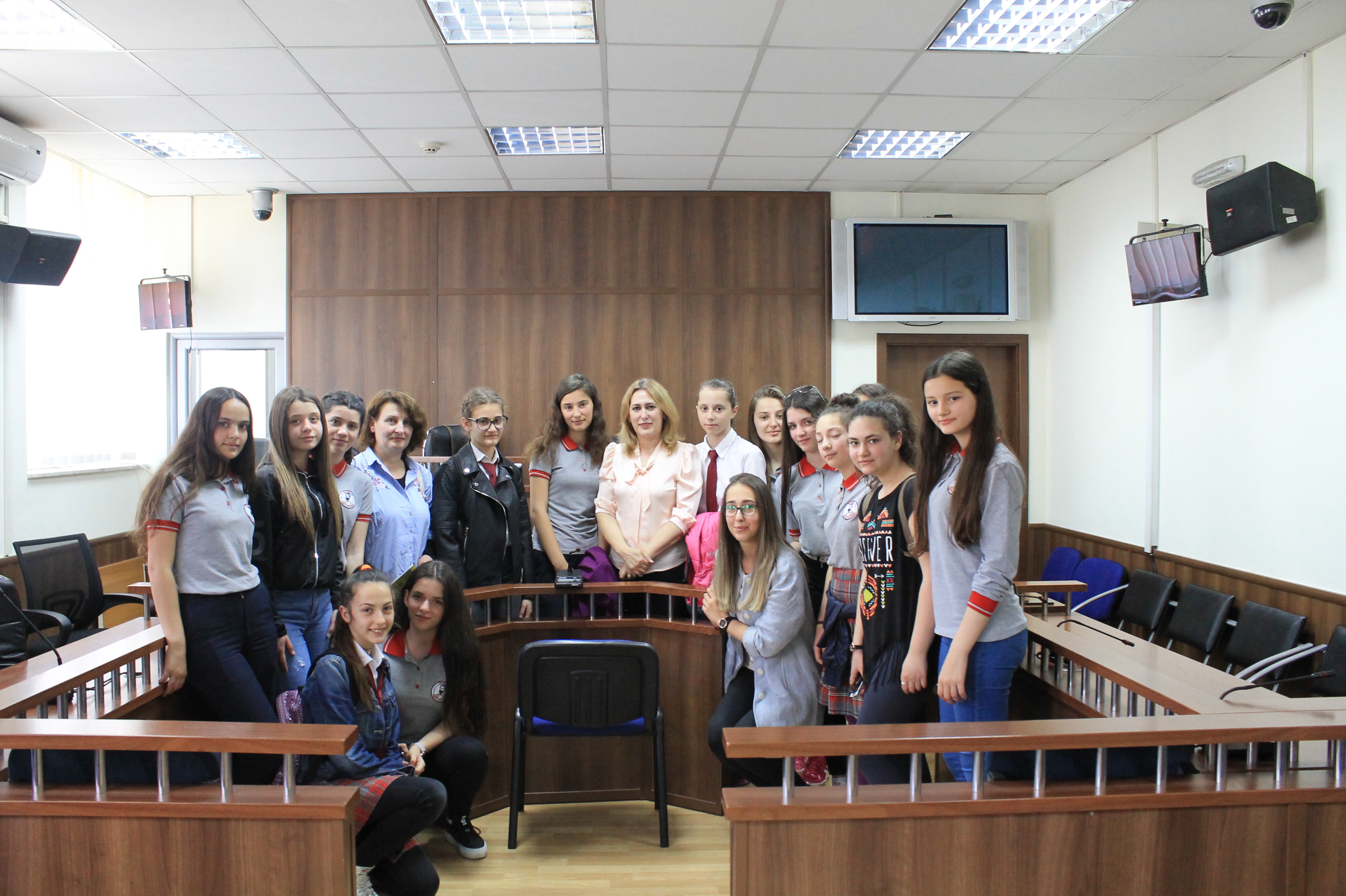 Gjykata Themelore e Prizrenit priti për vizitë vajzat anëtare të Asamblesë së Fëmijëve të Komunës së Prizrenit