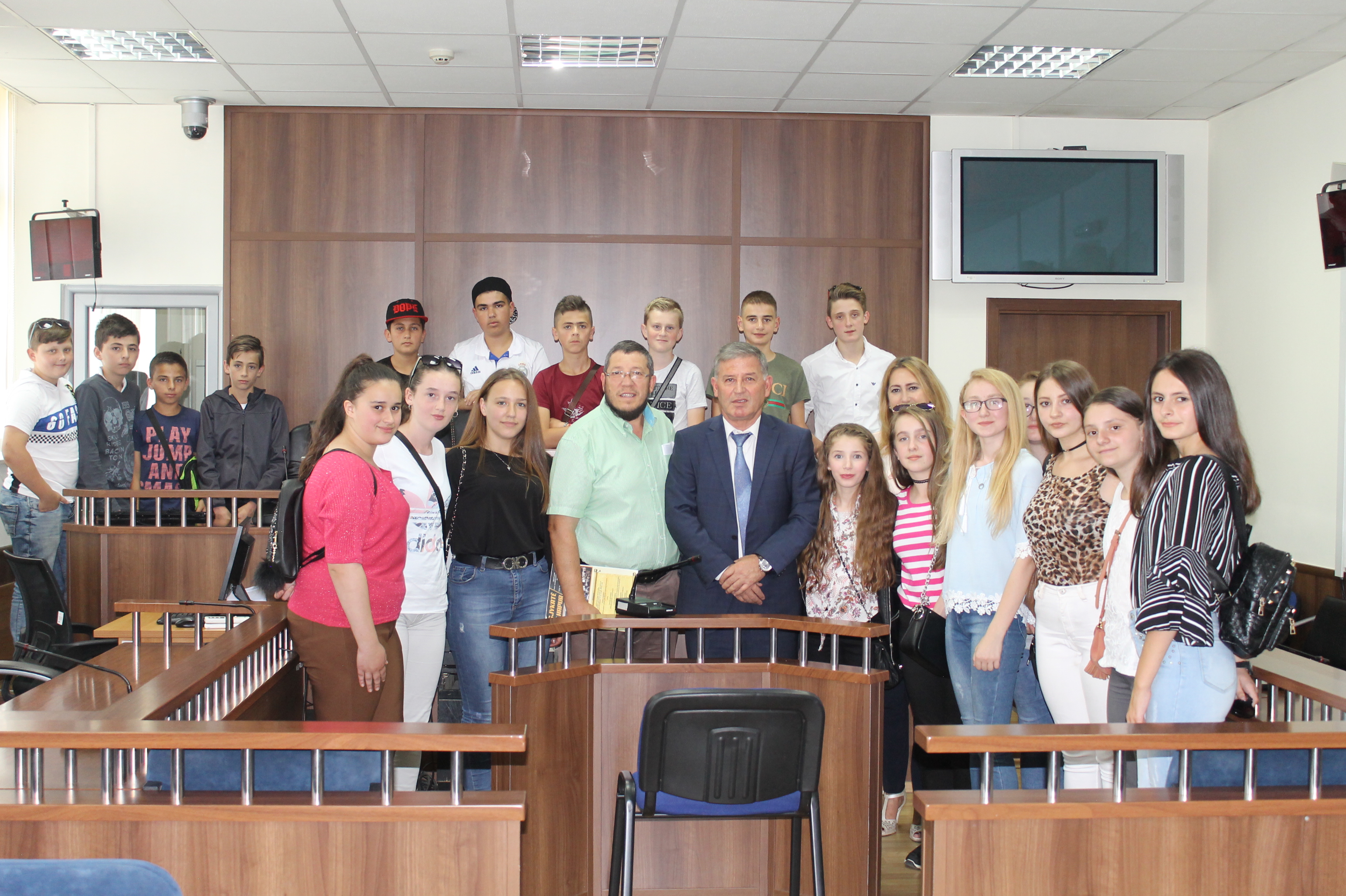 Nxënësit e SHMU e klasës së VIII “Mushnikov” nga Mushnikova vizituan Gjykatën e Prizrenit
