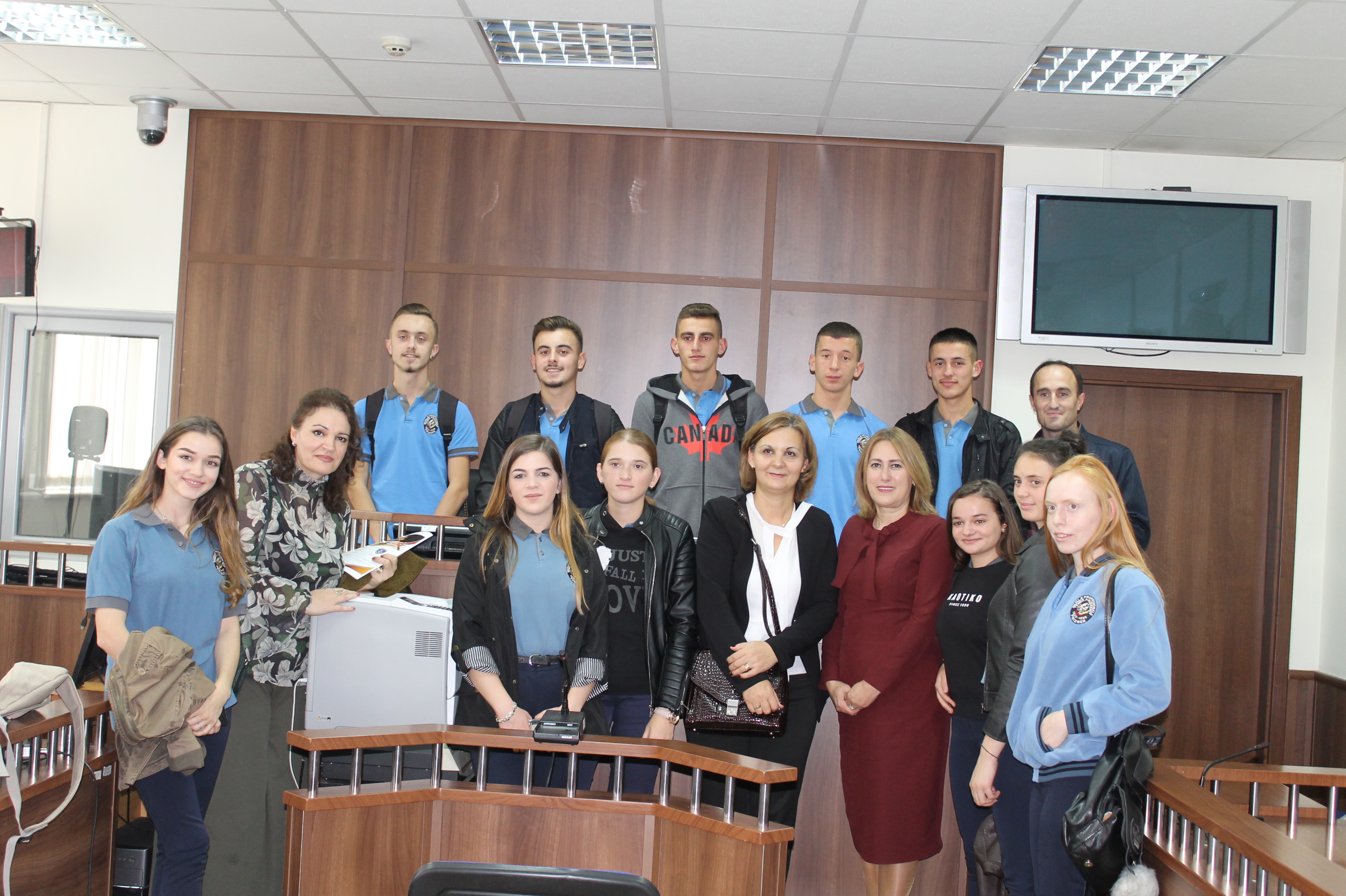 Gjykata Themelore e Prizrenit priti për vizitë nxënësit së bashku me përfaqësuesit e Bibliotekës Ndërkomunale të Prizrenit