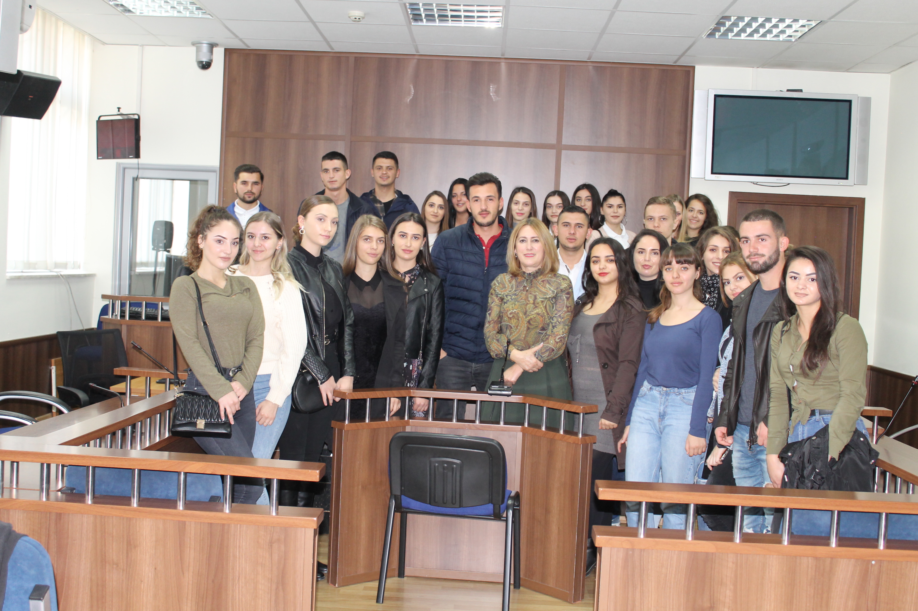 Vizita e studentëve të Universitetit ,,Ukshin Hoti,, në Gjykatën Themlore të Prizrenit