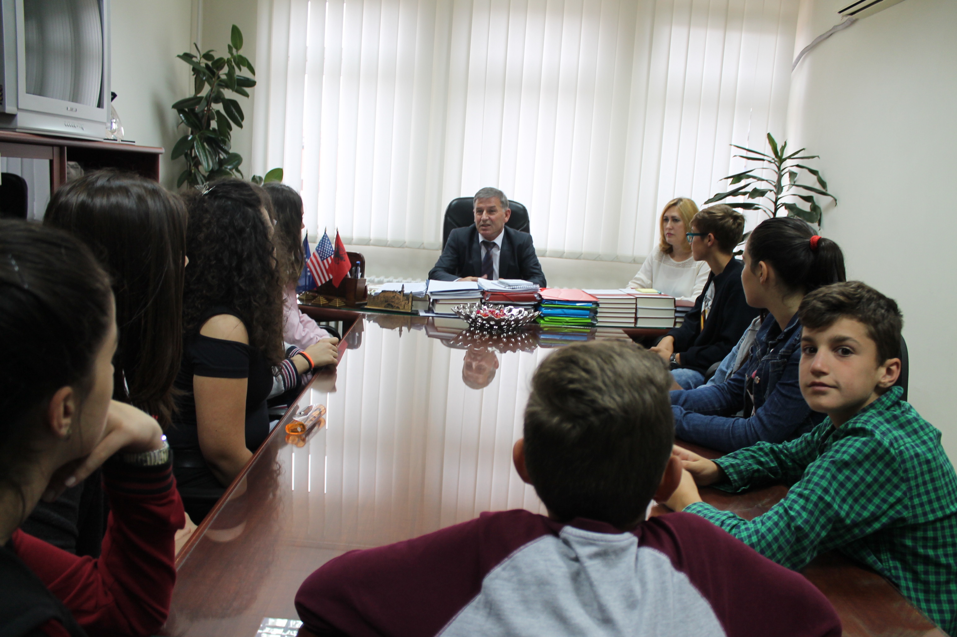 Kryetari i Gjykatës Themelore të Prizrenit Ymer Hoxha priti në vizit nxënësit e shkollës,,Mati Logoreci,,